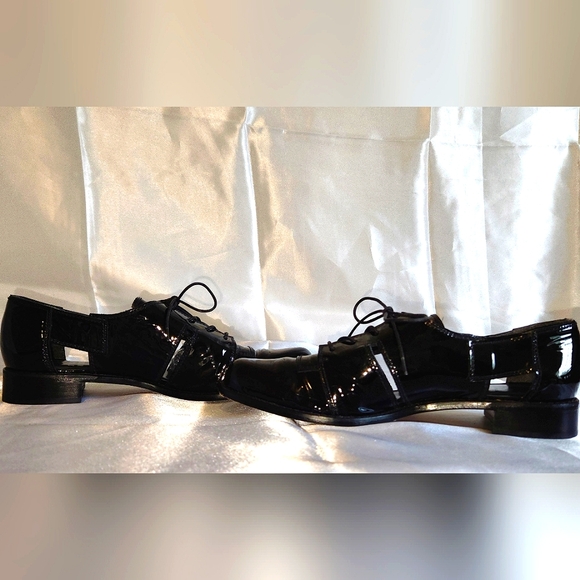 STUART WEITZMAN BLK PATENT LEATHER LOAFERS WITH SIDE CUTOUT SIZE 7 - Picture 10 of 12